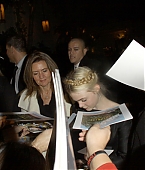 candids_signingautographs005.jpg