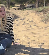 ellefanning_gingerrosa_1300.jpg